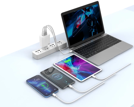 JELLICO Netz-Ladegerät C79 GaN PD 65W 2xUSB-C + 1xUSB QC3.0 + Kabel USB-C - Lightning weiss