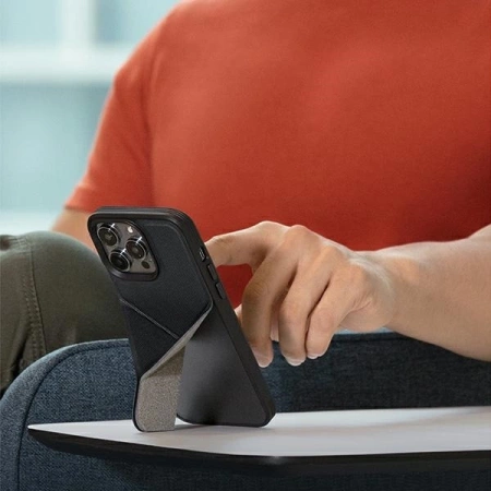 Etui Uniq Transforma Magclick Charging na iPhone 14 - czarne
